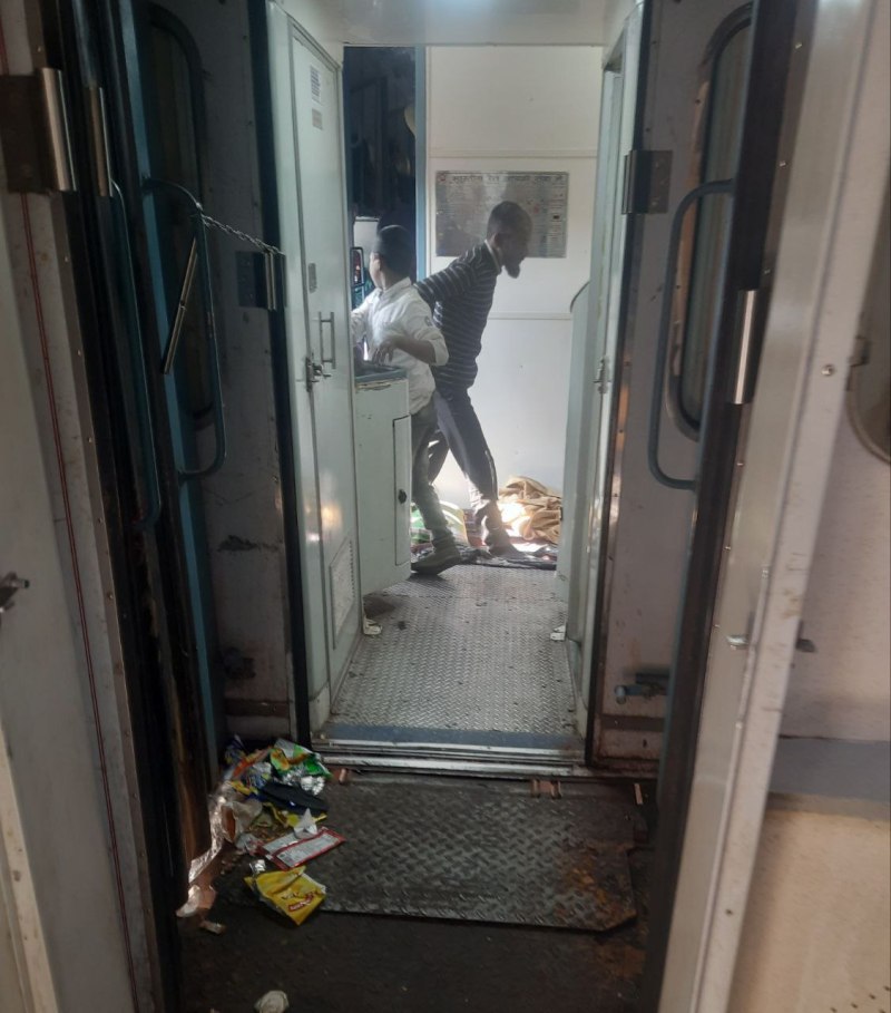 स्पेशल ट्रेनों के कोच में ना पानी, ना सफाई, 30 घंटे का सफर 40 घंटे में कर रहे पूरा