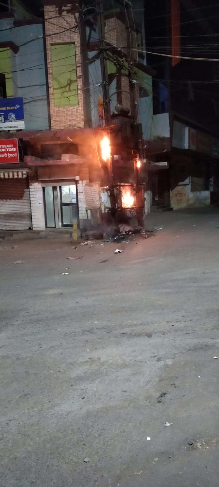 शार्ट सर्किट से नेताजी चौक ट्रांसफार्मर में लगी आग