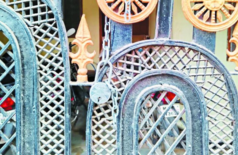 घर का कुंदा तोड़कर अंदर रखी बाइक को ले उड़े चोर