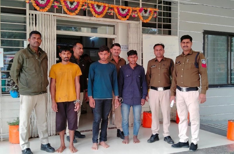 पुलिस अधिकारी, कर्मचारियों के घरों पर चोरी करने वाले तीन आरोपी गिरफ्तार