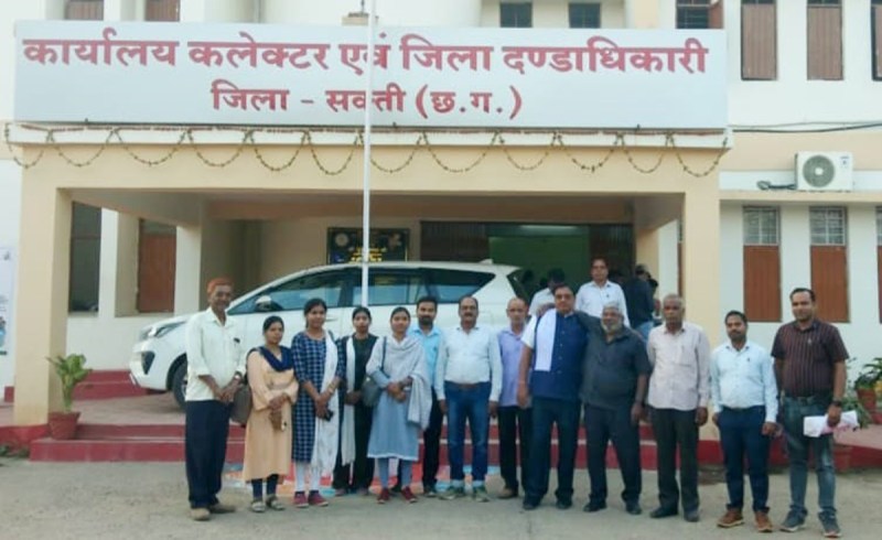 प्राचार्य से बदसलूकी करने वालों की गिरफ्तारी को लेकर कर्मचारी संघ मिले कलेक्टर एसपी से