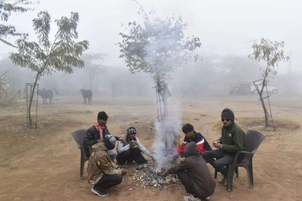 कोहरे के चलते हाइवे पर रेंगते रहे वाहन