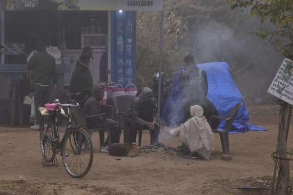 कोहरे के चलते हाइवे पर रेंगते रहे वाहन