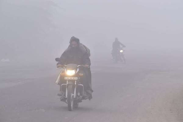 कोहरे के चलते हाइवे पर रेंगते रहे वाहन