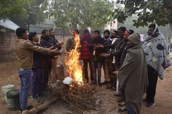 कोहरे के चलते हाइवे पर रेंगते रहे वाहन