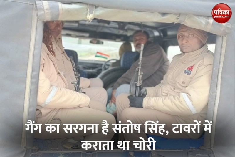 घायल बदमाश को अस्पताल ले जाती पुलिस