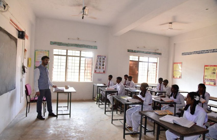 निरीक्षण पर निकले कलेक्टर ने दसवीं के छात्रों से पूछ लिया सवाल, नहीं मिला जवाब तो खुद समझाया फार्मूला