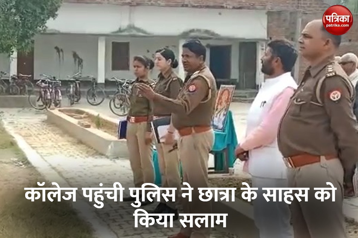 छात्राओं से बात करती पुलिस