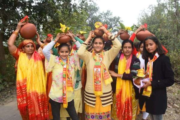 बड़ी संख्या में महिलाएं कलश लेकर निकली