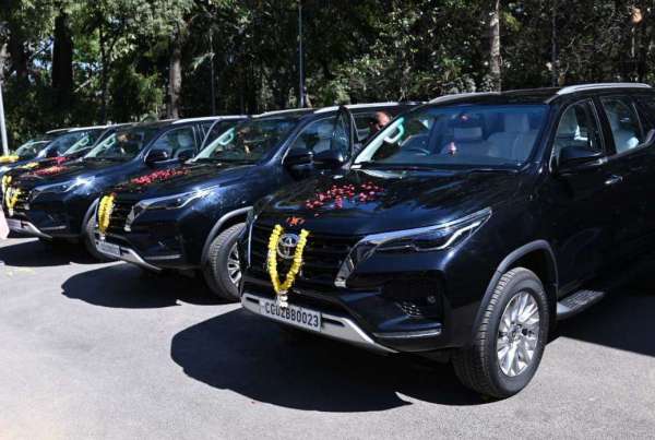  मुख्यमंत्री के काफिले में नये टोयोटा फॉर्च्यूनर वाहन किए गए शामिल