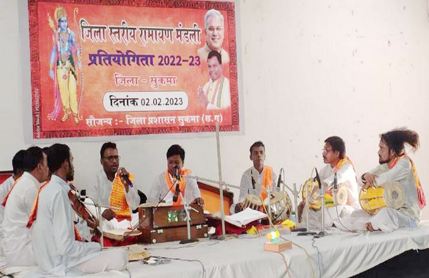 रामायण प्रतियोगिता के दौरैन पाठ करते प्रतिभागी