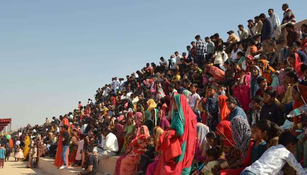 स्थानीय दर्शकों की भीड़