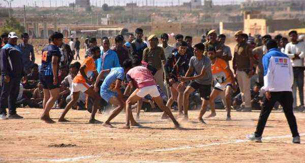 कबड्डी प्रतियोगिता में दांव आजमाते खिलाड़ी
