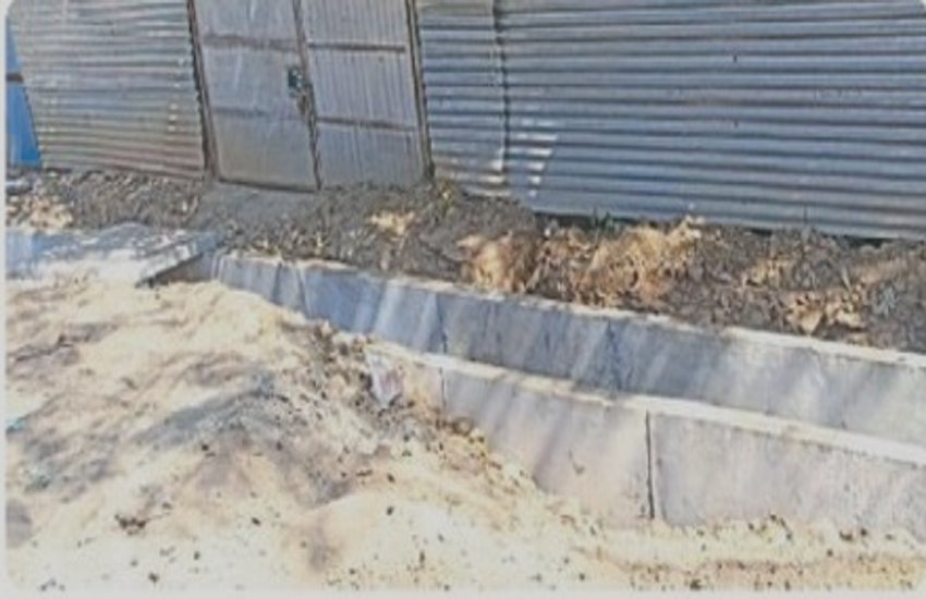 ठेकेदार ने शिकायत करने वाले सामने छोड़ा गड्ढा