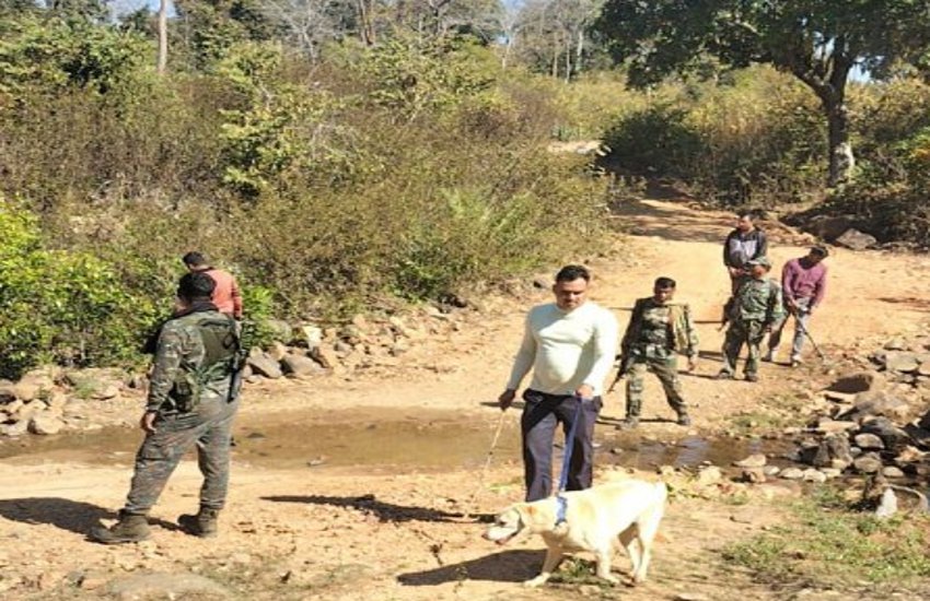 सुरक्षाबलों को मिला 10 किलो का IED बम