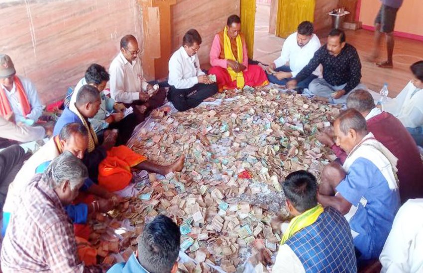 मन्नतों भरी चिटि्ठयां मिली देवी की दानपेटियों में
