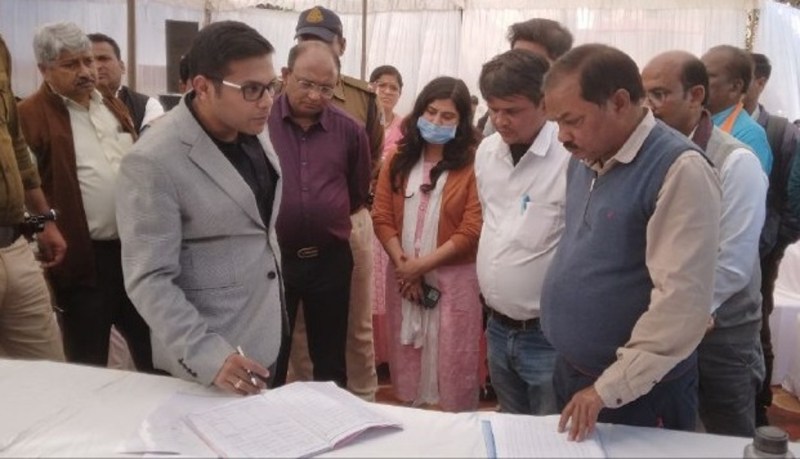 कलेक्टर ने कहा वार्ड चौपाल के हिसाब से नहीं किया काम...आई एम नॉट हैप्पी