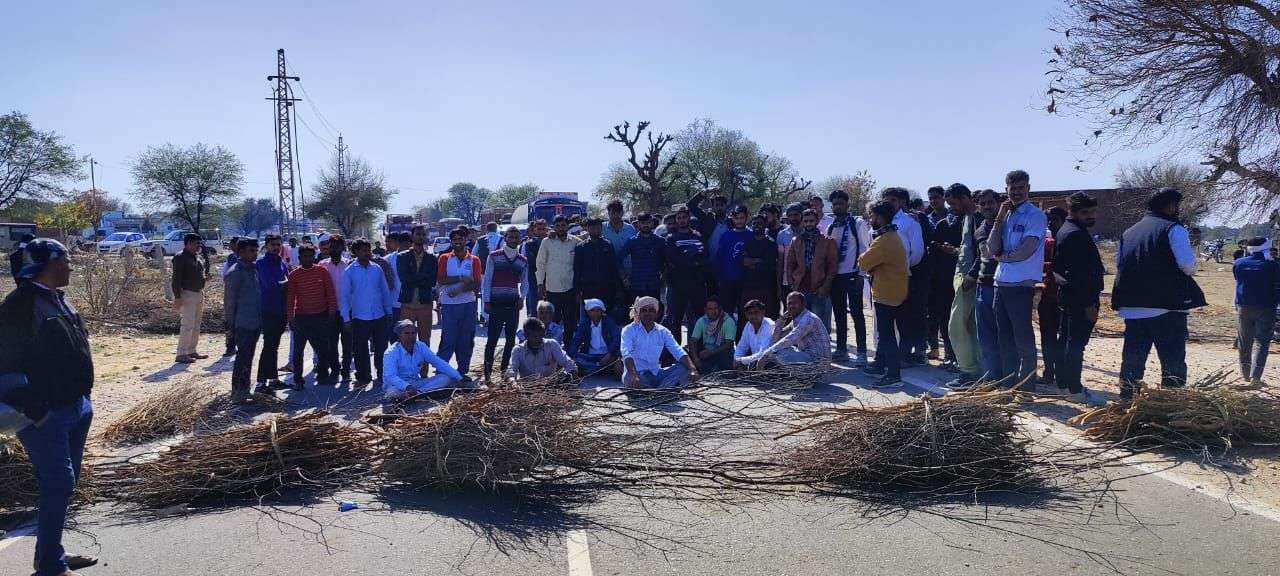 जयपुर में घर से फैक्ट्री में मजदूरी करने निकले युवक की सिर कुचलकर हत्या,मेगा हाईवे जाम