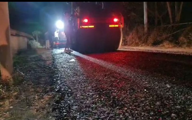 रात के अंधेरे में बनाई जा रहीं पीएमजीएसवाई की सडक़ें, इतना घटिया निर्माण कि पैर मारते ही उखड़ रहीं