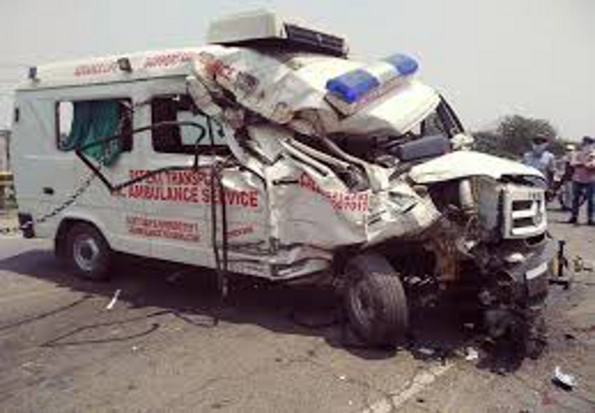सडक़ हादसे में कार सवार एक ही परिवार के 9 घायलों में 5 को रायपुर ले जा रही एंबुलेंस की ट्रक से हो गई भिड़ंत