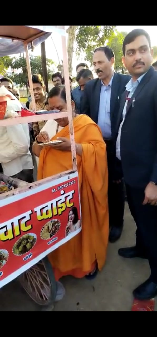  While going to Jhansi, Uma Bharti stopped in front of the handcart and had breakfast