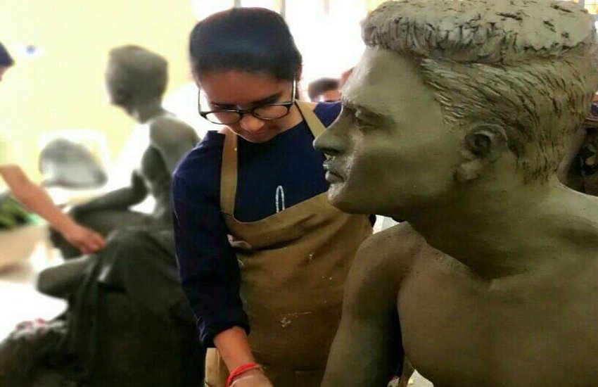 अपनी कला व हुनर से मूर्तियों में जान भर देतीं हैं मीना