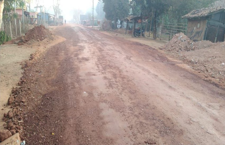 माइंस की भारी वाहनों के चलने से बदहाल हुई सड़क