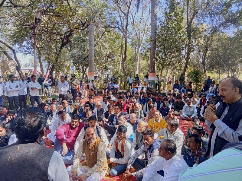 एनएमएमएस ऐप के खिलाफ सरपंच संघ ने कलेक्ट्रेट में की नारेबाजी