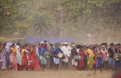 ढोल नृत्य करते झूमे ग्रामीण