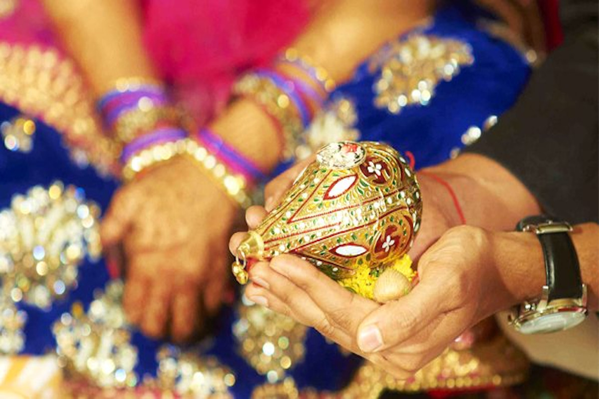 लड़कियों पर पीड़ित परिवार ने लगाए आरोप