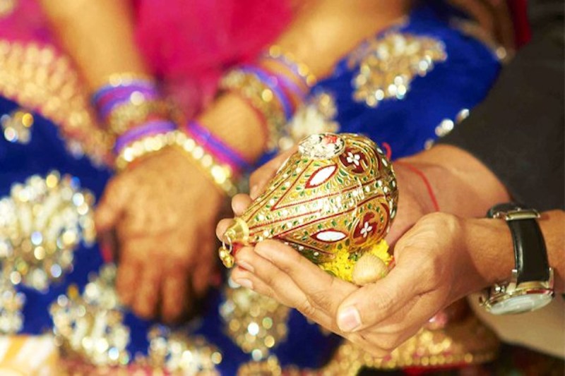 लड़कियों पर पीड़ित परिवार ने लगाए आरोप