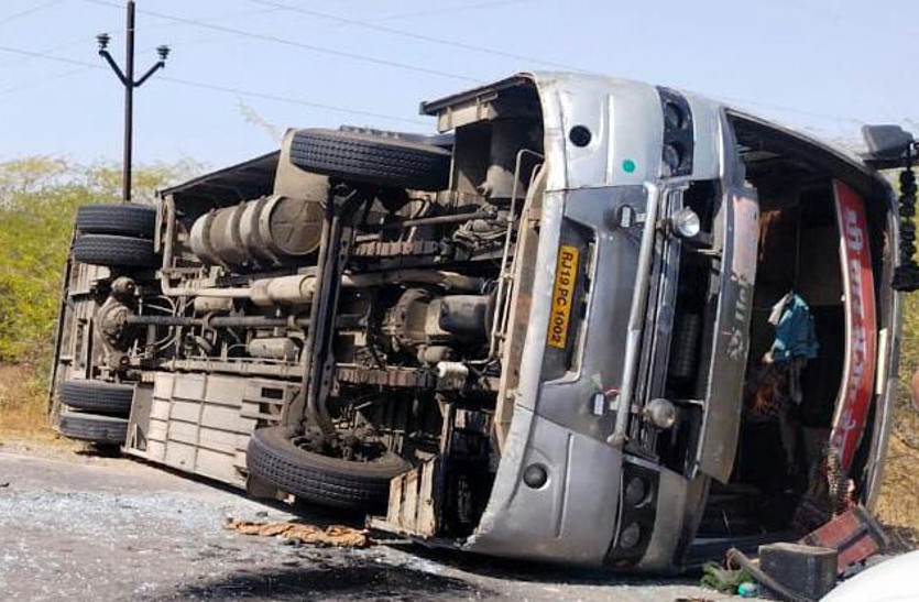 bus overturned after hitting jeep in jodhpur