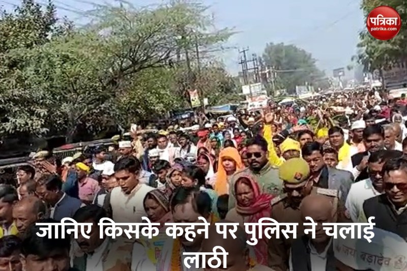 जुलूस निकालकर प्रदर्शन करते गोंड समाज के लोग