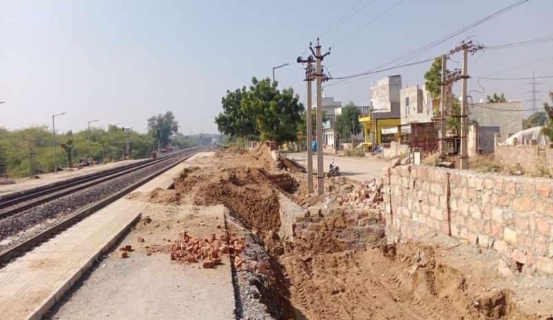 CANTT स्टेशन: यात्रियों के लिए बाधा बन रही दीवार