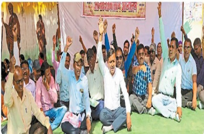 Chhattisgarh teachers strike : शिक्षकों की बेमियादी हड़ताल से पढ़ाई प्रभावित, मिड डे मील खाकर लौट रहे बच्चे