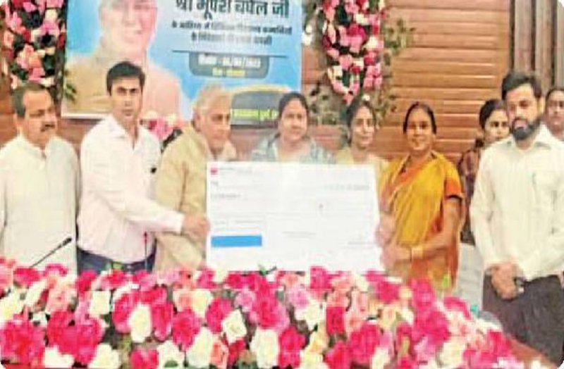 CG News : CM भूपेश बघेल ने दुर्ग जिले के 3 हजार 274 निवेशकों को 2 करोड़ 56 लाख रुपए की रकम लौटाई, खिल उठे चेहरे