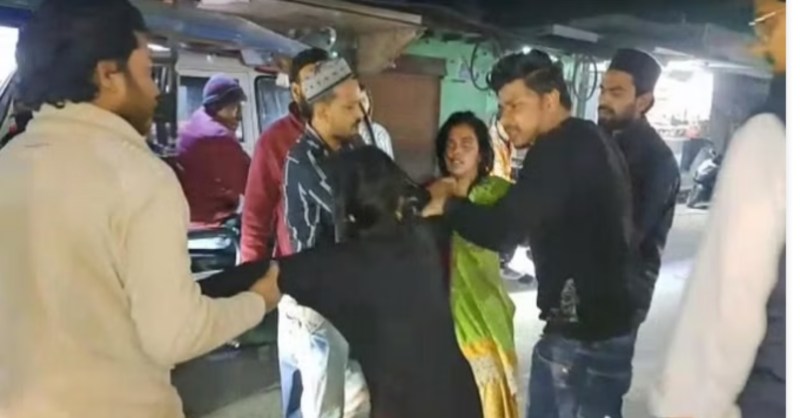 ड्रग तस्कर को छुड़ाने चौकी पर पहुंचीं दो पत्नियां आपस में भिड़ीं, तमाशबीन बनी पुलिस