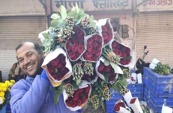 दुकानदारों के मुताबिक दो लाख से अधिक गुलाब के फूल आज बिकने को तैयार है। सिंगल गुलाब की कीमत इस बार 40 से 50 रुपए प्रति पीस हो गई है।