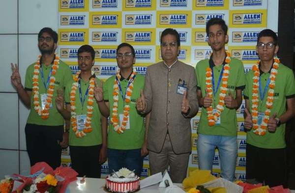 कोचिंग नगरी में बजे खुशियों के ढोल, जश्न का माहौल