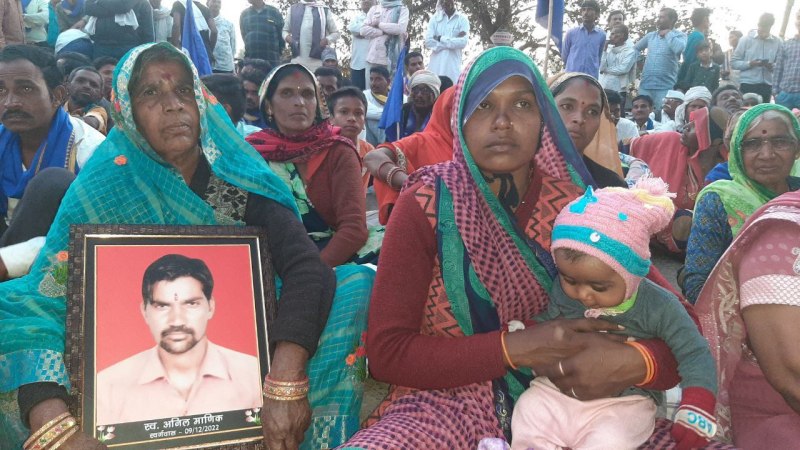 आरोपी धर्मेंद्र पटेल की गिरफ्तारी की मांग लेकर 22 किमी पैदल चलकर आए सैकड़ों लोग