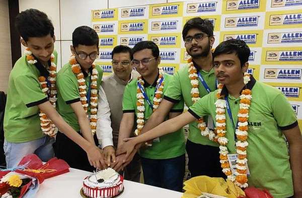 कोचिंग नगरी में बजे खुशियों के ढोल, जश्न का माहौल