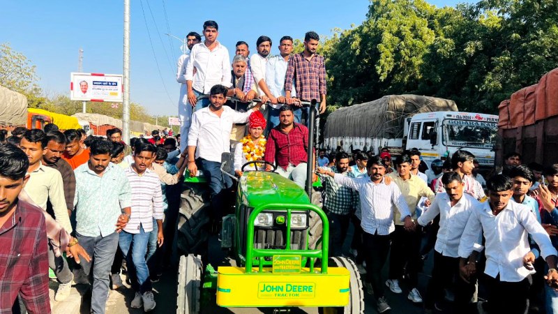 ट्रैक्टर पर सवार होकर रैली के साथ कॉलेज पहुंचे निर्मल