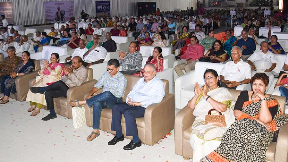 ‘रात भर जगी है रात और रात भर हुई बरसात.....राज को चटकी चूड़ियाँ बताती हैं’