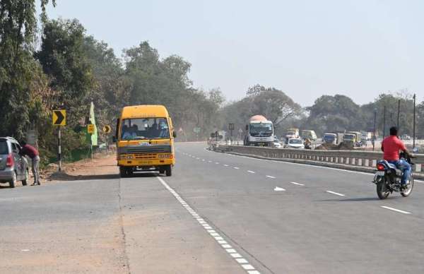 जानलेवा खतरा: रायपुर-धमतरी सड़क से एक्सप्रेस-वे में एंट्री के लिए रांग साइड पर दौड़ा रहे वाहन