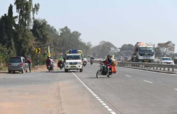 जानलेवा खतरा: रायपुर-धमतरी सड़क से एक्सप्रेस-वे में एंट्री के लिए रांग साइड पर दौड़ा रहे वाहन