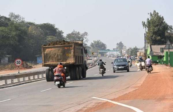जानलेवा खतरा: रायपुर-धमतरी सड़क से एक्सप्रेस-वे में एंट्री के लिए रांग साइड पर दौड़ा रहे वाहन