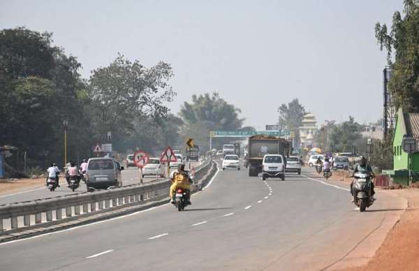 जानलेवा खतरा: रायपुर-धमतरी सड़क से एक्सप्रेस-वे में एंट्री के लिए रांग साइड पर दौड़ा रहे वाहन