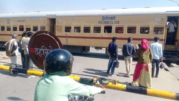 इतनी भी क्या जल्दी है...ट्रेन तो जाने दो