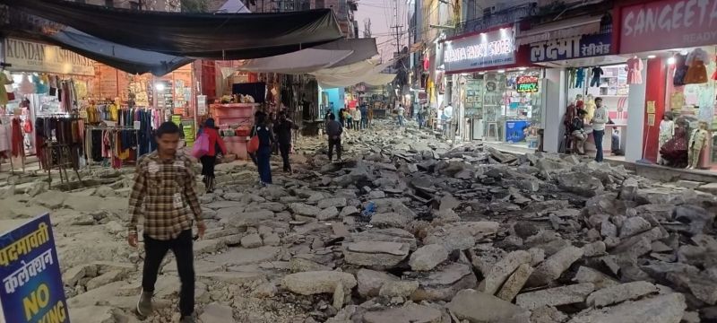 TRIPOLIYA MARKET--दुर्घटनाओं को न्योता दे रही त्रिपोलिया की सड़कें, लोग हो रहे चोटिल