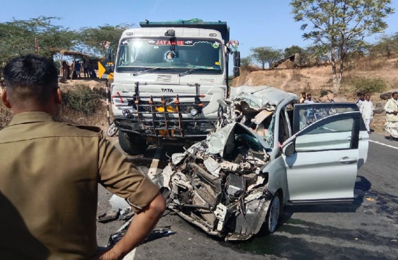 three died in dumper and car collision in banswara